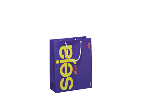 Sacolas Triplex com Alças de Gorgurão e Hot Stamping, oferecendo rigidez e proteção